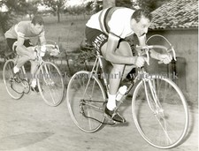 Foto originale, Ercole Baldini supera Bono al GP Tendicollo di Castrocaro 1959