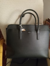 borsa donna nuova Carpisa,nera,con  due chiusurae ,una centrale ed un ' altra la