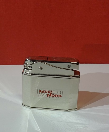 Vecchio accendino benzina - vecchio, a