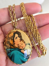Collana Vintage Madonna Maria e Bambino Gesù Acrilico Ovale Tono Oro Ciondolo 23"