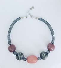 Girocollo donna elementi resina rosa e metallo grigio ferro- Hand made