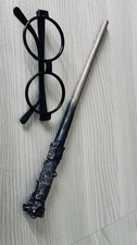 HARRY POTTER. Con occhiali e bacchetta