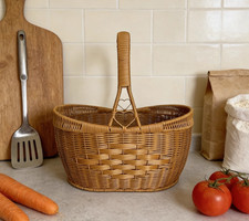 Un cesto portatile in rattan