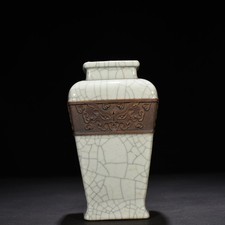 Antico vaso quadrato bestia