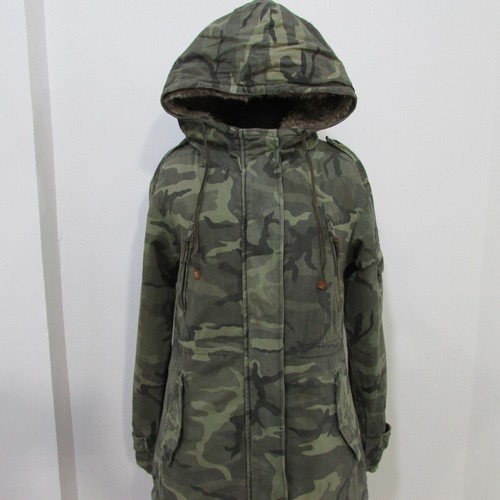 Donna militare con cappuccio