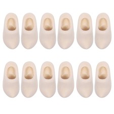  6 paia di scarpe in legno