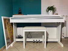Pianoforte Yamaha Arius YDP-163 Bianco con sgabello e metronomo