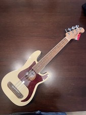 Fender Fullerton Precision Bass Uke, bianco olimpico, mai usato, con etichetta.