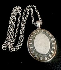 Antico medaglione e catena in