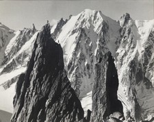 Alpes. Alpinistes sur un piton