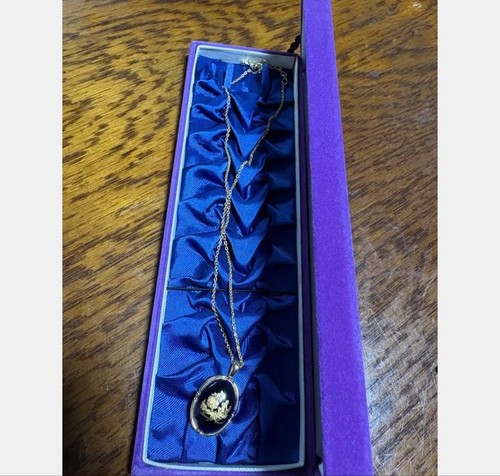 Collana con ciondolo ovale