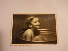 Bambina fa il bagno nella tinozza Italia anni '30 '40 fotografia vernacolare