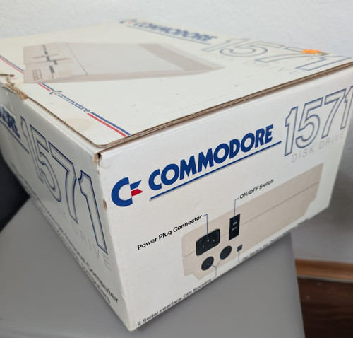 Commodore 1571 disk drive - commodore,