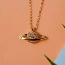 Collana con ciondolo simulato