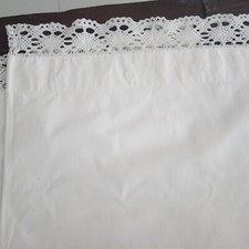 Coppia di vecchie federe con finitura uncinetto dal baule della nonna