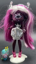 Novi Stars Sila Clops bambola alla moda aliena illuminata 1 occhio MGA