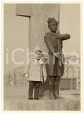 1940 ca ITALIA - FASCISMO - Bambina con statua di balilla  - Foto 11x15 cm