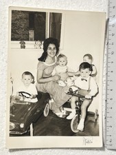 AUTOMOBILE A PEDALI TRICICLO GIOCHI VECCHIA FOTOGRAFIA MAMMA CON BIMBI 1950