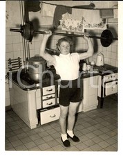 1955 ca GERMANIA SOLLEVAMENTO PESI DONNE Atleta si allena nella cucina di casa