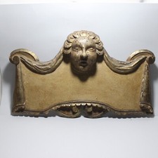 Antico Cartiglio in Legno Intagliato con Putto Dorato XVIII Secolo