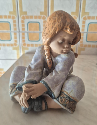 Statua porcellana raffigurate