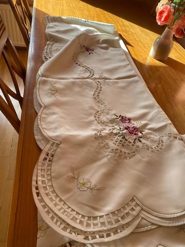 Very large table cloth - large,