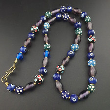 Bellissima collana di perle in vetro a pois e viola chiaro stile veneziano mu...