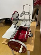 Affettatrice a volano Omega rossa in ottime condizioni. Disponibile in Trentino