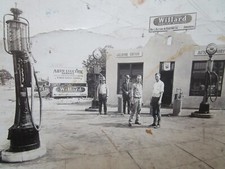 Stazione di servizio WILLIARD vintage anni '20 vecchio globo in vetro pompa gas e auto foto reale