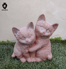 Gatto gattini abbracciati in