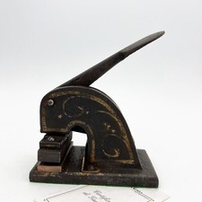 Antico timbro a secco inglese in ferro ghisa vecchia pressa da tavolo d'epoca