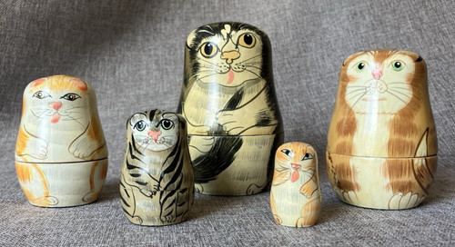 Bambole nido famiglia gatto