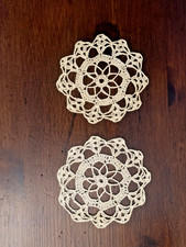 Lotto di 2 centrini vintage realizzati a mano - bianco - diametro 8 centimetri