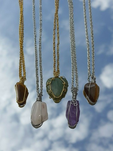Collana con pietre - con,