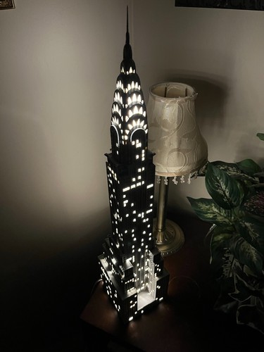 Modello illuminato edificio