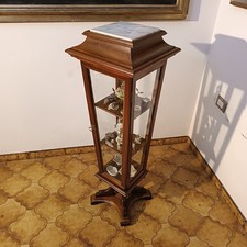 vetrina isola antica