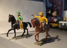 STARLUX 1 32 2 SOLDATINI COW BOY A CAVALLO LAZO APACHE NORDISTI