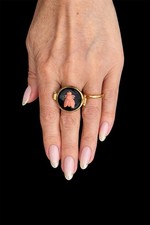 Anello con mosca corallo - con,
