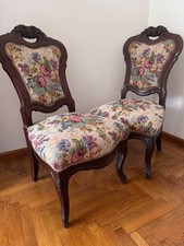 Coppia di poltroncine imbottite in legno e tessuto a fiori 