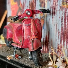 Modellino Vespa piaggio abbandonata fatta e dipinta a mano vespetta lambretta