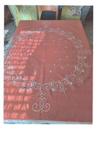 Tappeto colore rosso ricamato a mano con pizzo laterale ottime condizioni.