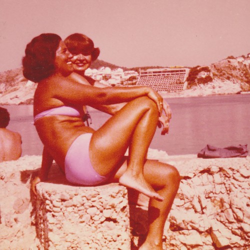 Bikini donna vicino mare posa