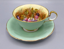 Tazza da tè e piattino frutta