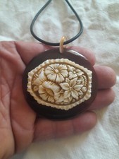 CIONDOLO CAMMEO SARDONICO (  Fiori )  Su Disco  CON LACCIO IN CAUCCIU IN OMAGGIO