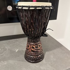 Strumento a batteria a mano 16”X8,5”X8,5” in legno africano Djembe modello legno intagliato