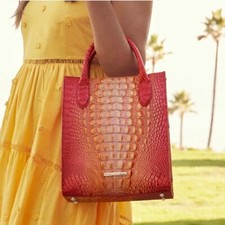 Borsa nuova con etichette