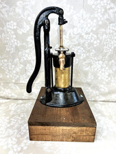 Antica pompa a mano pozzo su