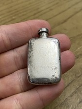 Bottiglia di profumo firmata