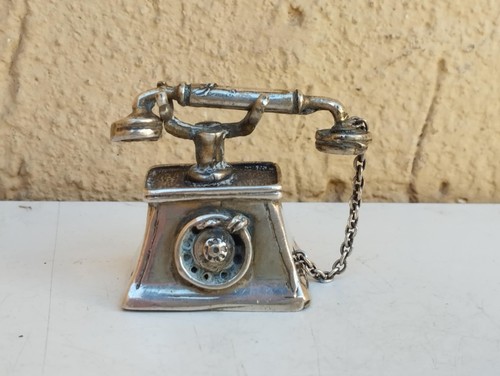 Antico piccolo telefono - piccolo, fisso