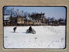 Sci da neve Baviera 1955 trainato da moto Germania rosso Kodachrome 35 mm scivolo